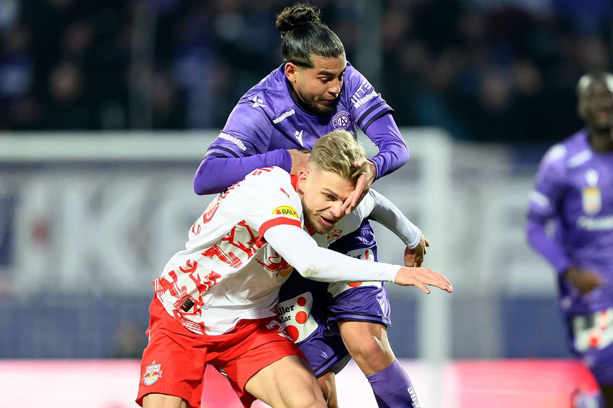 Bild zeigt einen Zweikampf / Experten Tipps Bundesliga Österreich 26. Spieltag © APA-PictureDesk / Alamy Stock Photo